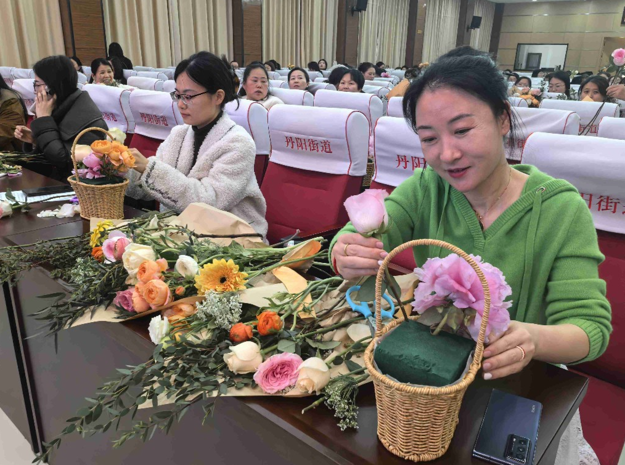 巧手拈春色 指尖綻芳華