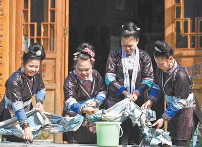 侗歌婉轉(zhuǎn) 蠟染多彩 侗寨迎客來_新聞頻道