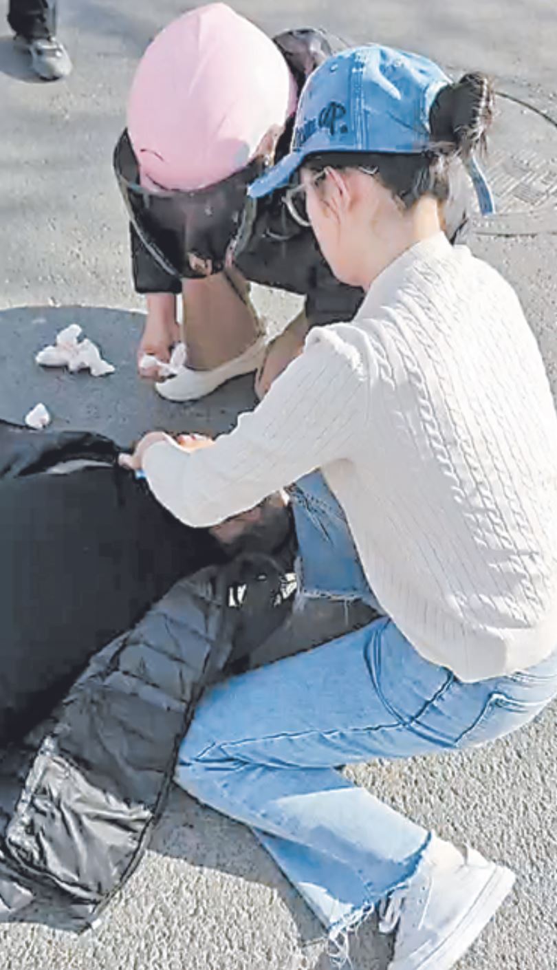 白衣護士跪地救人素手扶危彰顯大義