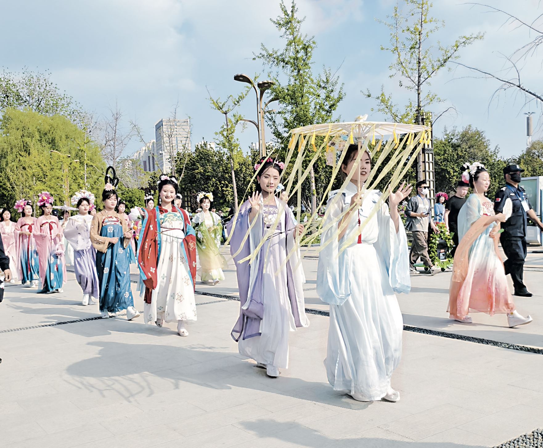 從“網(wǎng)紅”到“長紅”，曹縣漢服引領(lǐng)產(chǎn)業(yè)潮流