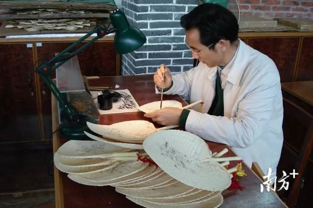 廣東省工藝美術(shù)大師、新會(huì)葵藝的國家級(jí)代表性傳承人正在制作葵藝扇。