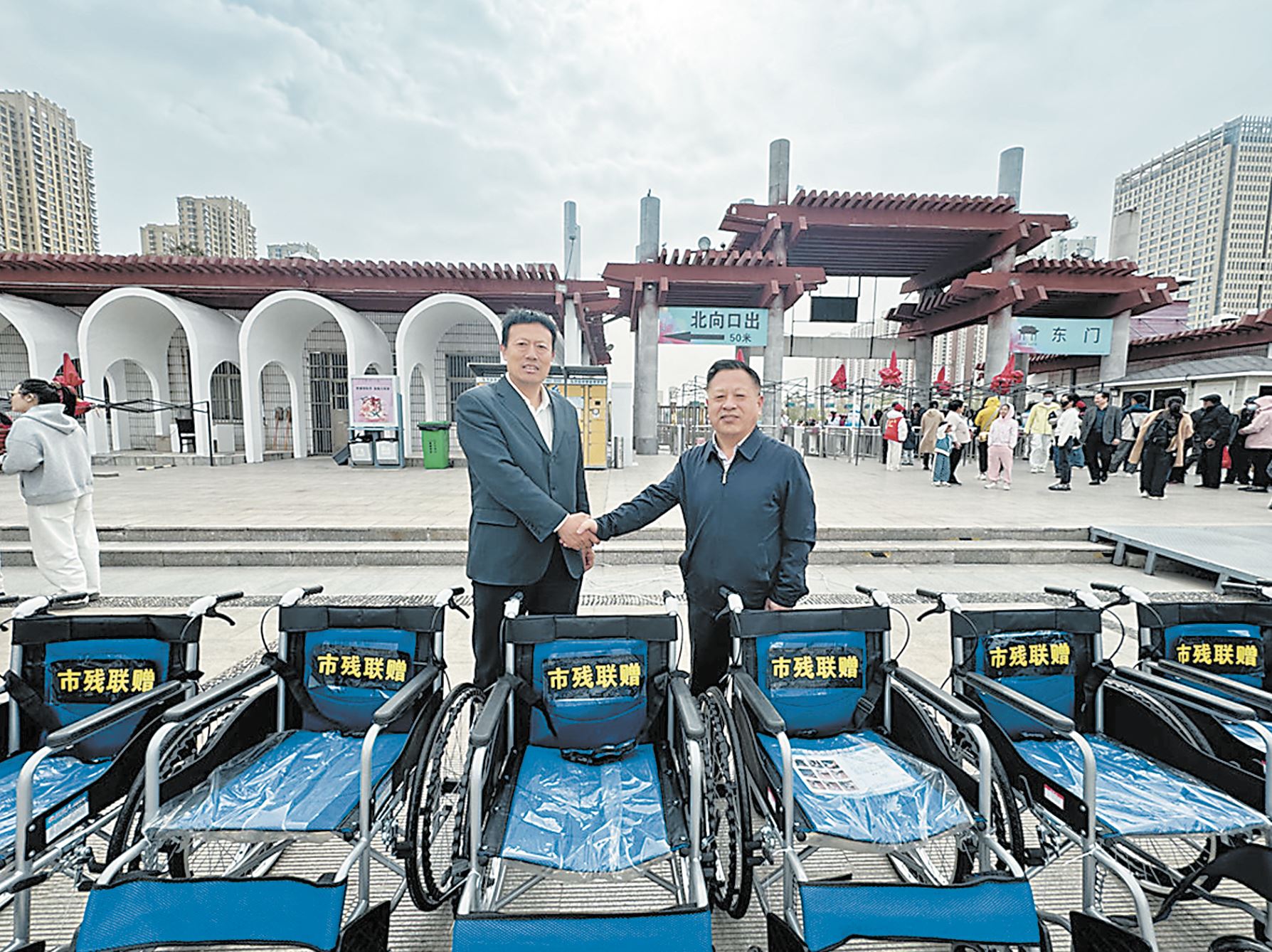 市殘聯(lián)向曹州牡丹園捐贈輪椅