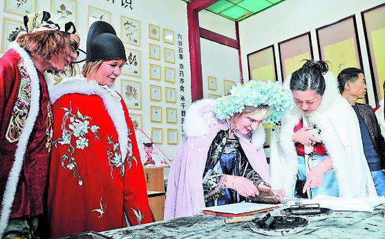 俄羅斯友人好漢城里“學”非遺
