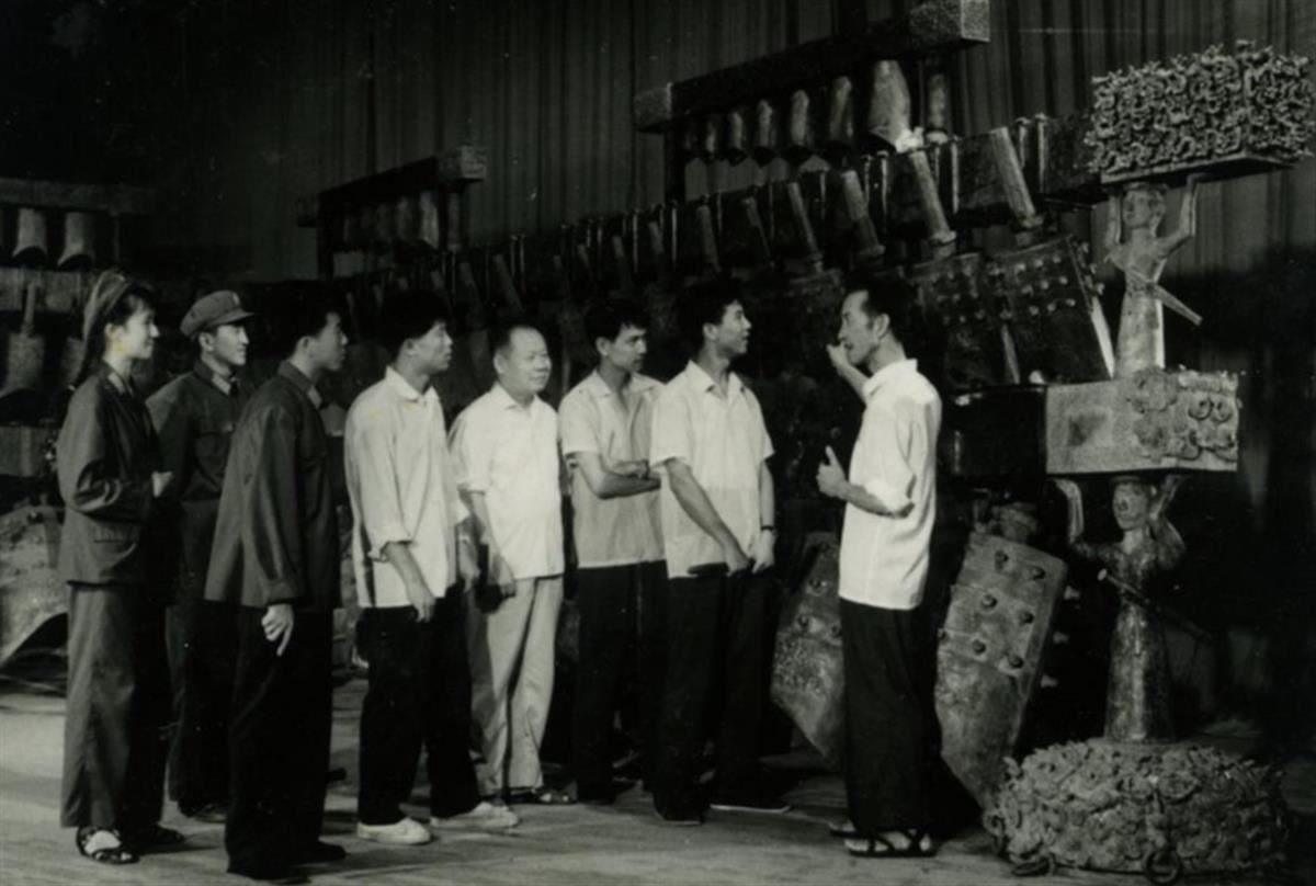 考古隊(duì)團(tuán)與編鐘.jpg