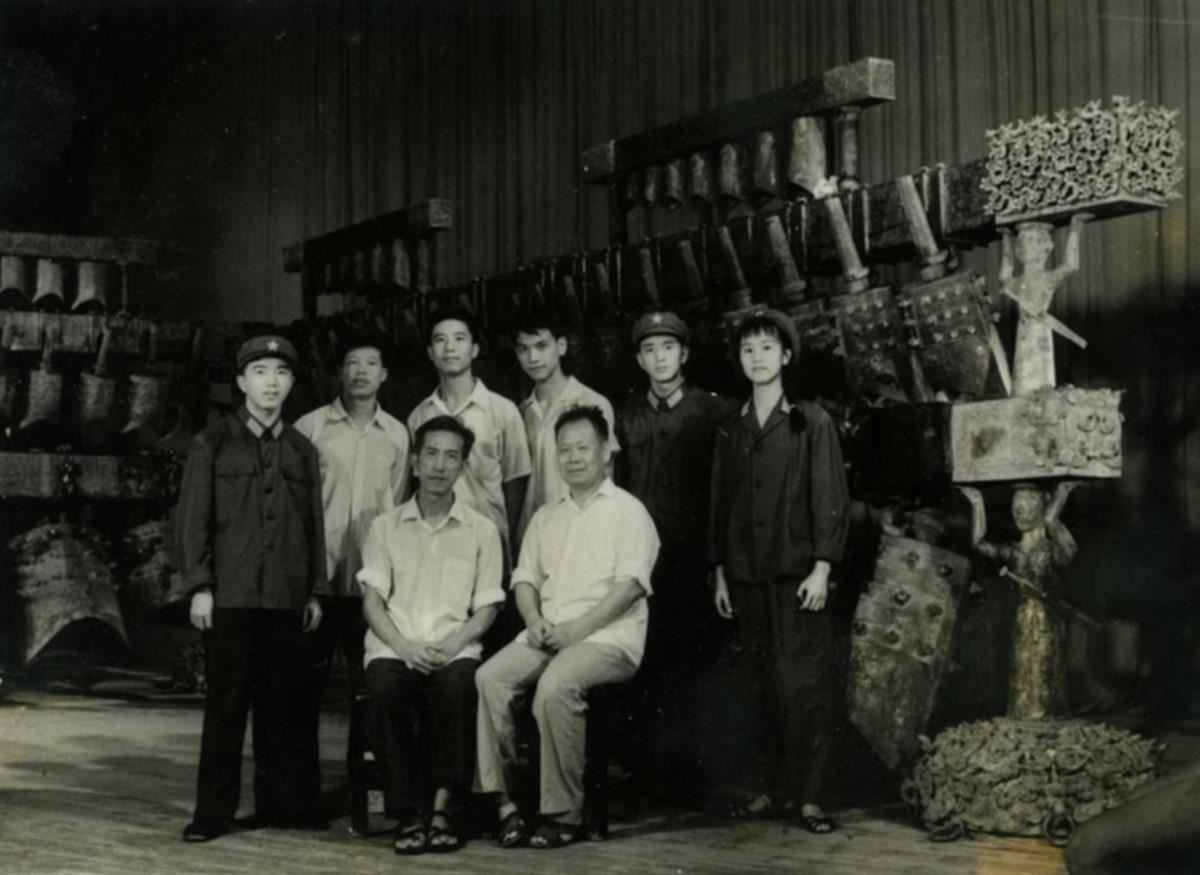 考古樂團(tuán)合影(前排左起黃翔鵬、王湘。后排左起路兵、昌占柱、馮光生、王原平、歐陽朝正、鄧.jpg
